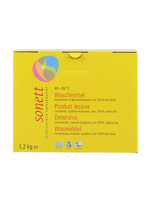 Das Bild zeigt eine gelbe Verpackung von Sonett Waschmittel. Auf der Vorderseite stehen Informationen in mehreren Sprachen: Deutsch, Französisch, Italienisch und Niederländisch. Es handelt sich um ein ökologisches Waschmittel für Temperaturen von 40-95°C, das aus 100% Bio-Seife besteht. Die Verpackung hat ein Gewicht von 1,2 kg. Unten sind mehrere Logos zu sehen, die auf die ökologische und vegane Qualität des Produkts hinweisen.
