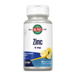Das Bild zeigt eine weiße Plastikflasche mit einem Etikett. Auf dem Etikett steht "KAL Zinc 5 mg". Es gibt auch ein Bild von Zitronen. Die Flasche enthält 60 Mikrotabletten zur Unterstützung des Immunsystems. Das Etikett ist blau und weiß mit gelben Akzenten.