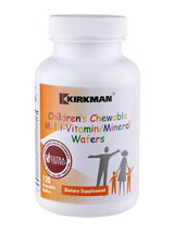 Eine weiße Plastikflasche mit Schraubverschluss, die das Produkt 'Kirkman Children's Chewable Multi-Vitamin/Mineral Wafers' enthält. Auf dem Etikett sind bunte Schriftzüge und Illustrationen von Menschen zu sehen. Ein Siegel mit der Aufschrift 'Ultra Tested' ist ebenfalls sichtbar. Die Flasche enthält 120 kaubare Wafers und ist als Nahrungsergänzungsmittel gekennzeichnet.