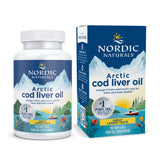 Das Bild zeigt eine Flasche und eine Verpackung von Nordic Naturals Arctic Cod Liver Oil. Die Flasche ist weiß mit einem blauen Etikett, das Berge und das Meer zeigt. Auf dem Etikett steht "Arctic Cod Liver Oil" und "Great Lemon Taste". Die Verpackung hat ein ähnliches Design mit zusätzlichen Informationen und einem QR-Code. Beide Produkte sind als Nahrungsergänzungsmittel mit Omega-3-Fettsäuren beschrieben.