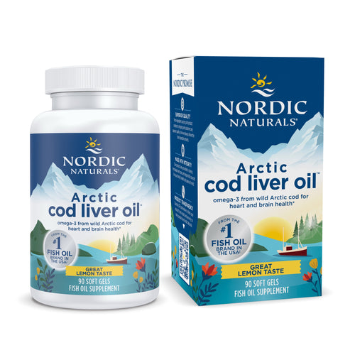 Das Bild zeigt eine Flasche und eine Verpackung von Nordic Naturals Arctic Cod Liver Oil. Die Flasche ist weiß mit einem blauen Etikett, das Berge und das Meer zeigt. Auf dem Etikett steht "Arctic Cod Liver Oil" und "Great Lemon Taste". Die Verpackung hat ein ähnliches Design mit zusätzlichen Informationen und einem QR-Code. Beide Produkte sind als Nahrungsergänzungsmittel mit Omega-3-Fettsäuren beschrieben.