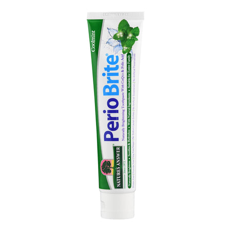 Eine Tube Zahnpasta der Marke PerioBrite mit grünem und weißem Design. Auf der Vorderseite sind der Markenname, die Geschmacksrichtung Coolmint und die Inhaltsstoffe aufgedruckt. Das Bild zeigt die Tube auf einem weißen Hintergrund.
