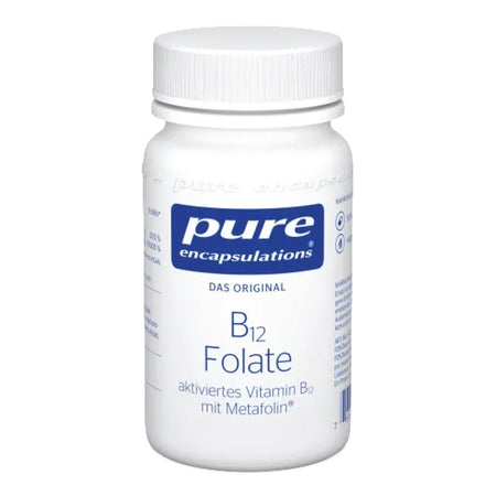 Eine weiße Plastikflasche mit blauem Etikett der Marke 'Pure Encapsulations'. Auf dem Etikett steht 'B12 Folate, aktiviert mit Metafolin'. Die Flasche ist auf einem weißen Hintergrund abgebildet.