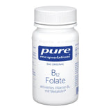 Eine weiße Plastikflasche mit blauem Etikett der Marke 'Pure Encapsulations'. Auf dem Etikett steht 'B12 Folate, aktiviert mit Metafolin'. Die Flasche ist auf einem weißen Hintergrund abgebildet.