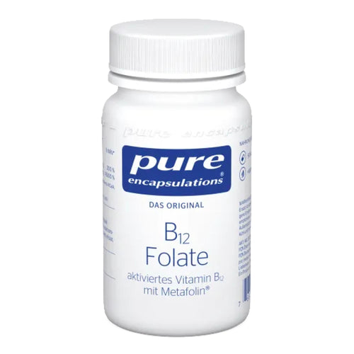 Eine weiße Plastikflasche mit blauem Etikett der Marke 'Pure Encapsulations'. Auf dem Etikett steht 'B12 Folate, aktiviert mit Metafolin'. Die Flasche ist auf einem weißen Hintergrund abgebildet.
