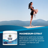 Eine Frau in Sportkleidung steht auf einem Felsen und dehnt ihr Bein. Im Hintergrund sind Berge zu sehen. Unten links ist ein Produktbild von Magnesium Citrat 600 mit Text über die Vorteile von Magnesium für die Energieproduktion und die Funktion von Nerven und Muskeln.