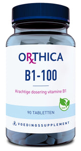 Das Bild zeigt eine Verpackung von Nahrungsergänzungsmitteln der Marke Orthica. Auf der Vorderseite steht 'B1-100' und 'Krachtige dosering vitamine B1'. Es enthält 90 Tabletten und ist als vegan gekennzeichnet. Die Verpackung ist blau und weiß.