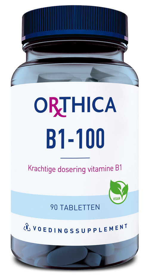Das Bild zeigt eine Verpackung von Nahrungsergänzungsmitteln der Marke Orthica. Auf der Vorderseite steht 'B1-100' und 'Krachtige dosering vitamine B1'. Es enthält 90 Tabletten und ist als vegan gekennzeichnet. Die Verpackung ist blau und weiß.