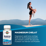 Eine Frau in Sportkleidung steht auf einem Felsen und dehnt ihr Bein vor einem Bergpanorama. Unten links ist eine Magnesiumtablettenflasche von KAL abgebildet. Der Hintergrund zeigt einen klaren Himmel.