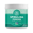 Ein grüner Behälter mit der Aufschrift 'Spirulina Powder Dietary Supplement'. Es ist vegan, glutenfrei und nicht gentechnisch verändert. Das Nettogewicht beträgt 500 g. Das Produkt ist von Vimergy und hat ein rundes Logo oben.