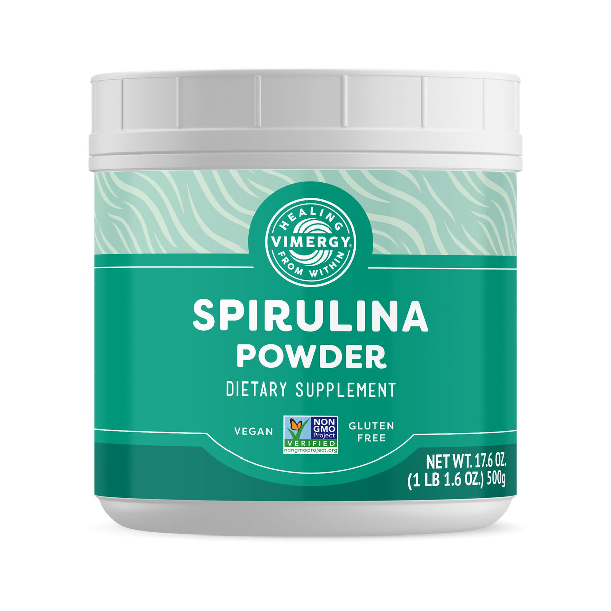 Ein grüner Behälter mit der Aufschrift 'Spirulina Powder Dietary Supplement'. Es ist vegan, glutenfrei und nicht gentechnisch verändert. Das Nettogewicht beträgt 500 g. Das Produkt ist von Vimergy und hat ein rundes Logo oben.