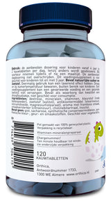 Ein blaues Glas mit Schraubdeckel enthält 120 Kautabletten eines Vitamin-Mineralstoff-Präparats von Orthica. Auf dem Etikett stehen Anweisungen zur Verwendung, Inhaltsstoffe und Herstellerinformationen. Es gibt auch ein Bild eines grünen Dinosauriers auf dem Etikett.