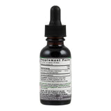 Eine kleine, dunkle Glasflasche mit einem schwarzen Tropfverschluss. Auf der Flasche ist ein Etikett mit der Aufschrift "Supplement Facts" und weiteren Informationen zu den Inhaltsstoffen und der Dosierung. Die Flasche steht aufrecht vor einem weißen Hintergrund.