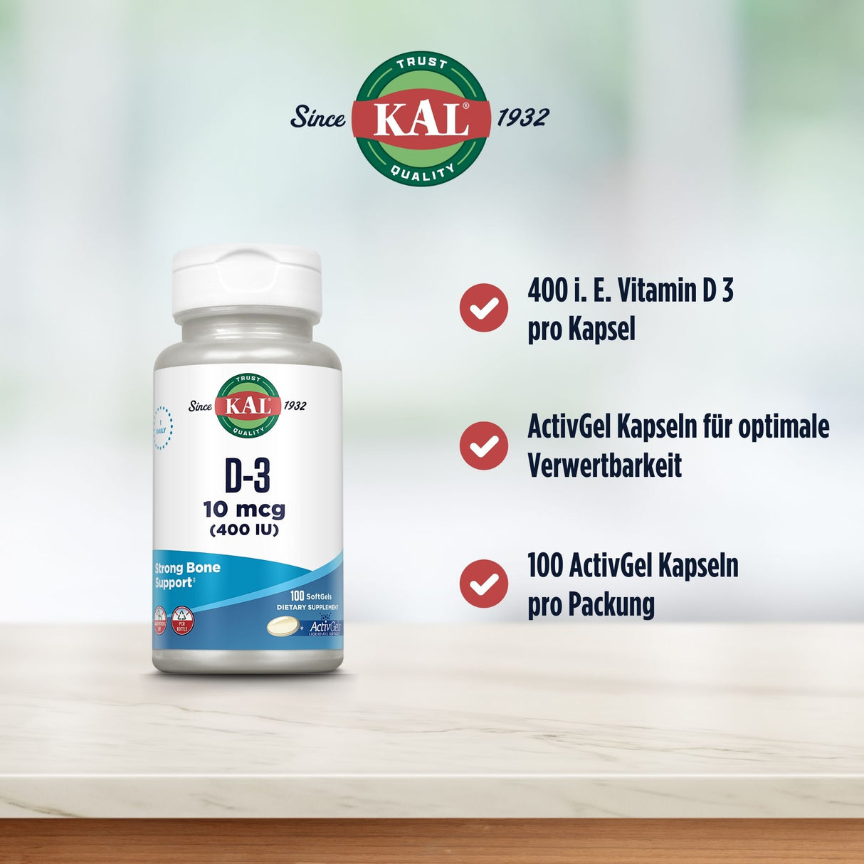 Das Bild zeigt eine Flasche mit KAL D-3 Vitaminpräparat auf einem Tisch. Die Flasche enthält 100 Softgel-Kapseln mit 400 i.E. Vitamin D3 pro Kapsel. Auf der rechten Seite sind drei Bulletpoints mit Informationen: 400 i.E. Vitamin D3 pro Kapsel, ActivGel Kapseln für optimale Verwertbarkeit, 100 ActivGel Kapseln pro Packung. Das KAL-Logo ist oben auf der Flasche und in der linken oberen Ecke des Bildes sichtbar. Der Hintergrund ist unscharf, was den Fokus auf das Produkt lenkt.