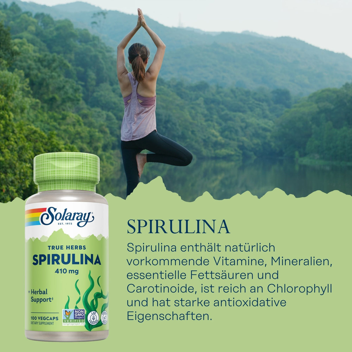 Eine Frau in Sportkleidung macht Yoga in der Baum-Pose vor einem See mit bewaldeten Hügeln im Hintergrund. Links im Bild ist eine Verpackung von Solaray Spirulina 410 mg zu sehen. Der Text beschreibt die gesundheitlichen Vorteile von Spirulina.