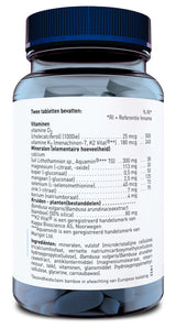 Nahaufnahme einer blauen Plastikflasche mit weißem Etikett. Auf dem Etikett sind Inhaltsstoffe von Nahrungsergänzungsmitteln aufgelistet, darunter Vitamine D3 und K2, verschiedene Mineralien und Pflanzenextrakte. Der Text ist in niederländischer Sprache verfasst. Die Flasche hat einen blauen Schraubverschluss. Im Inneren der transparenten Flasche sind dunkle Tabletten sichtbar.