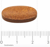 Eine braune, ovale Tablette liegt auf einem weißen Hintergrund. Unter der Tablette befindet sich ein Lineal, das in Zentimetern skaliert ist und die Größe der Tablette anzeigt. Die Tablette misst etwa 2,5 cm in der Länge.