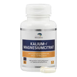 Eine weiße Plastikflasche mit der Aufschrift 'Kalium-/Magnesiumcitrat' von American Biologics steht vor einem weißen Hintergrund. Die Flasche enthält Nahrungsergänzungsmittel mit Kalium und Magnesium, ist vegan und gentechnikfrei. Auf dem Etikett sind 280 mg Kalium und 140 mg Magnesium pro Tagesverzehrsempfehlung angegeben. Zwei Kapseln liegen vor der Flasche.