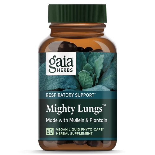 Das Bild zeigt eine braune Flasche mit grünem Schraubverschluss, die das Produkt "Mighty Lungs" von Gaia Herbs enthält. Auf dem Etikett steht "Respiratory Support" und es wird angegeben, dass das Produkt mit Königskerze und Wegerich hergestellt ist. Es sind 60 vegane Flüssigkapseln enthalten. Die Flasche ist vor einem Hintergrund mit grünen Blättern abgebildet.