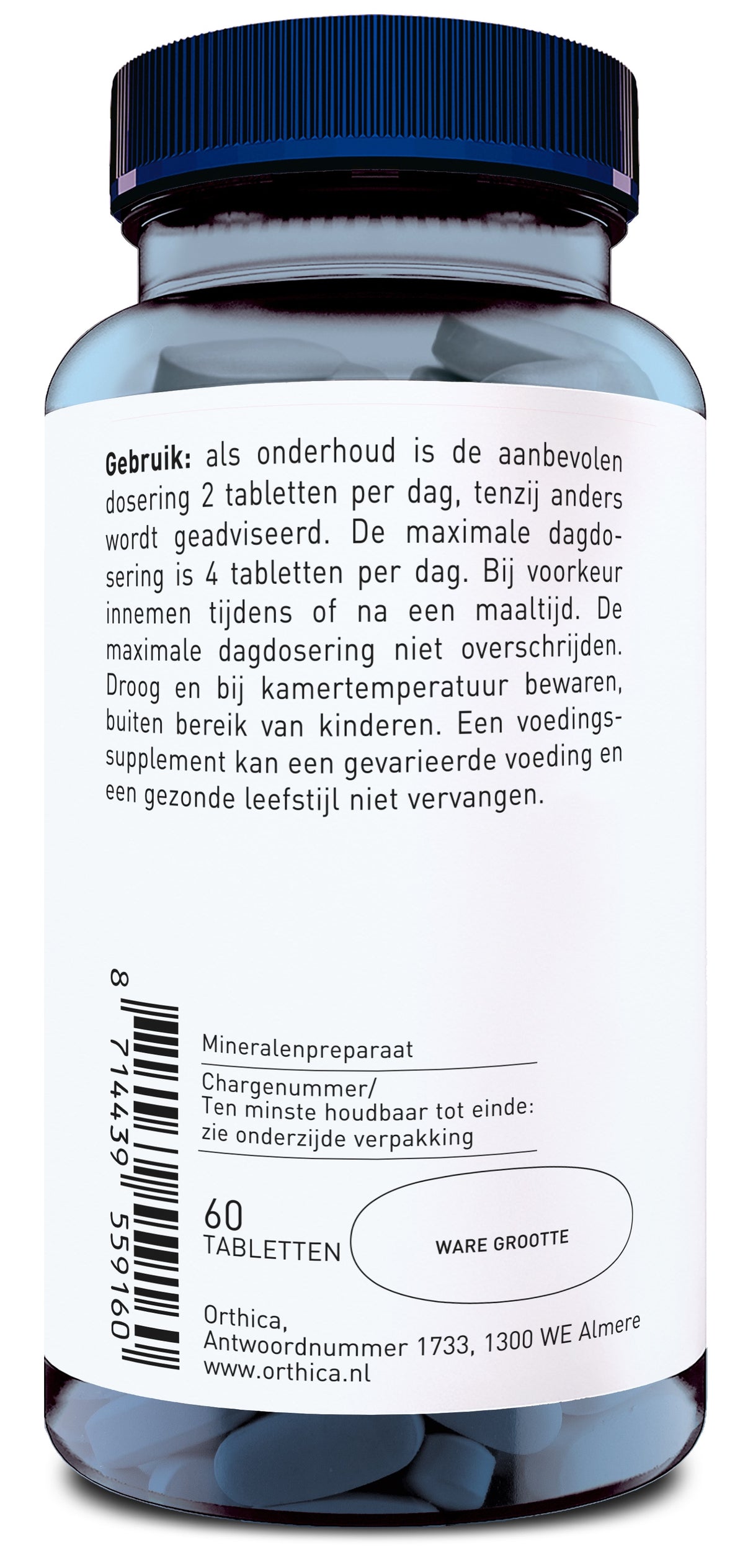 Eine Flasche mit Nahrungsergänzungsmitteln von Orthica. Sie hat einen blauen Deckel und ein weißes Etikett mit niederländischem Text zur Dosierung und Lagerung. Enthält 60 Tabletten. Herstellerinformationen und Barcode sind sichtbar.