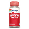 Das Bild zeigt eine Flasche mit Nahrungsergänzungsmitteln der Marke Solaray. Auf dem Etikett steht 'Ubiquinol CoQ-10 50 mg'. Die Flasche hat einen roten Deckel und ein rotes Etikett mit weißem Text. Es sind 30 Weichkapseln enthalten.