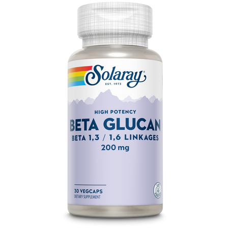 Das Bild zeigt eine Flasche des Nahrungsergänzungsmittels Solaray Beta Glucan. Die Flasche ist transparent mit einem silbernen Deckel. Auf dem Etikett steht 'High Potency Beta Glucan Beta 1,3 / 1,6 Linkages 200 mg' und '30 VegCaps'. Das Logo von Solaray ist oben auf dem Etikett sichtbar, zusammen mit einem Regenbogenstreifen. Die Hintergrundfarbe des Etiketts ist hellviolett mit einer Bergsilhouette. Das Produkt ist als Nahrungsergänzungsmittel gekennzeichnet.