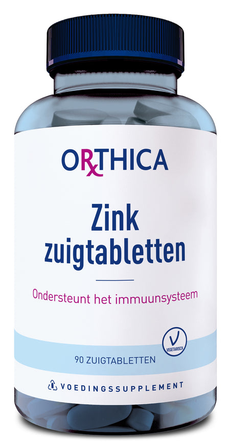 Eine Flasche mit blauen Zink-Zuigtabletten von Orthica. Auf dem Etikett steht: 'Zink zuigtabletten, Ondersteunt het immuunsysteem, 90 zuigtabletten, Voedingssupplement'. Das Etikett ist hauptsächlich weiß mit blauen und violetten Akzenten. Die Flasche hat einen dunkelblauen Deckel.