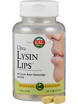 Das Bild zeigt eine Plastikflasche mit einem weißen Deckel, die Nahrungsergänzungsmittel enthält. Auf dem Etikett steht 'Ultra Lysin Lips' von der Marke KAL. Es sind 60 Tabletten enthalten, die mit L-Lysin, roter Meeresalge und Zink angereichert sind. Neben der Flasche sind zwei gelbliche Tabletten zu sehen. Ein Teil eines Gesichts ist auf dem Etikett abgebildet.