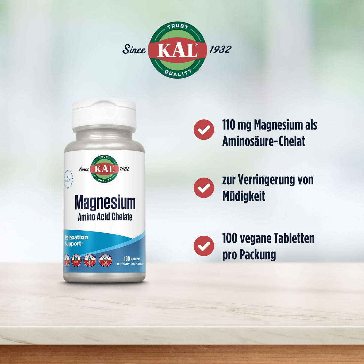 Das Bild zeigt eine Verpackung von KAL Magnesium Amino Acid Chelate Tabletten auf einem Tisch. Die Verpackung ist weiß mit blauen und roten Details. Auf der rechten Seite stehen die Vorteile: 110 mg Magnesium als Aminosäure-Chelat, zur Verringerung von Müdigkeit und 100 vegane Tabletten pro Packung. Im Hintergrund ist ein verschwommener, heller Hintergrund zu sehen.