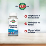 Das Bild zeigt eine Verpackung von KAL Magnesium Amino Acid Chelate Tabletten auf einem Tisch. Die Verpackung ist weiß mit blauen und roten Details. Auf der rechten Seite stehen die Vorteile: 110 mg Magnesium als Aminosäure-Chelat, zur Verringerung von Müdigkeit und 100 vegane Tabletten pro Packung. Im Hintergrund ist ein verschwommener, heller Hintergrund zu sehen.