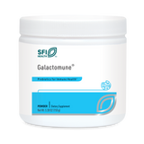 Das Bild zeigt ein weißes Plastikbehältnis mit Schraubverschluss, auf dem "SFI Health Galactomune" steht. Es ist ein Nahrungsergänzungsmittel in Pulverform mit dem Hinweis "Prebiotics for Immune Health". Das Design ist schlicht mit blauen Akzenten.