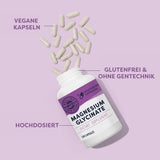Das Bild zeigt eine weiße Plastikflasche mit der Aufschrift 'Magnesium Glycinate', aus der weiße Kapseln herausfallen. Der Hintergrund ist lila. Auf dem Etikett der Flasche steht 'Vegan', 'Glutenfrei & Ohne Gentechnik' und 'Hochdosiert'.