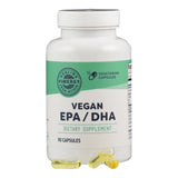 Eine weiße Flasche mit grünem Etikett, auf dem 'Vegan EPA/DHA' steht. Es handelt sich um ein Nahrungsergänzungsmittel mit 90 Kapseln. Vor der Flasche liegen zwei gelbliche Kapseln.