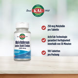Das Bild zeigt eine Flasche mit Molybdän Aminosäure-Chelat Tabletten von der Marke KAL. Auf der Flasche steht '250 mcg' und '100 Tabletten'. Daneben sind Informationen zu den Vorteilen der Tabletten: 250 mcg Molybdän pro Tablette, ActivTab-Technologie für Verfügbarkeit innerhalb von 30 Minuten und 100 Tabletten pro Packung. Im Hintergrund ist ein unscharfer grüner Hintergrund zu sehen.