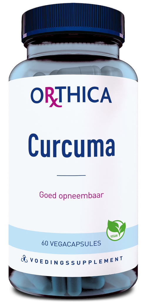 Das Bild zeigt eine Flasche mit Nahrungsergänzungsmitteln der Marke Orthica. Auf dem Etikett steht 'Curcuma', 'Goed opneembaar', '60 Vegacapsules', und es gibt ein veganes Symbol. Die Flasche hat einen blauen Deckel und enthält blaue Kapseln.