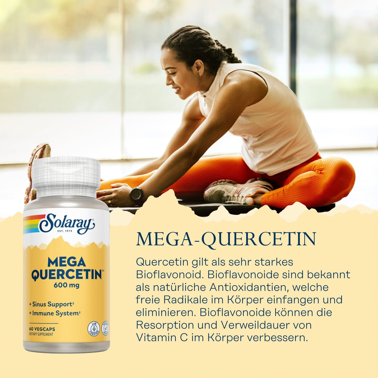 Eine Frau in Sportkleidung dehnt sich auf einer Yogamatte in einem hellen Raum. Neben ihr steht eine Flasche Mega-Quercetin von Solaray. Der Text beschreibt die Vorteile von Quercetin als Bioflavonoid und Antioxidans.