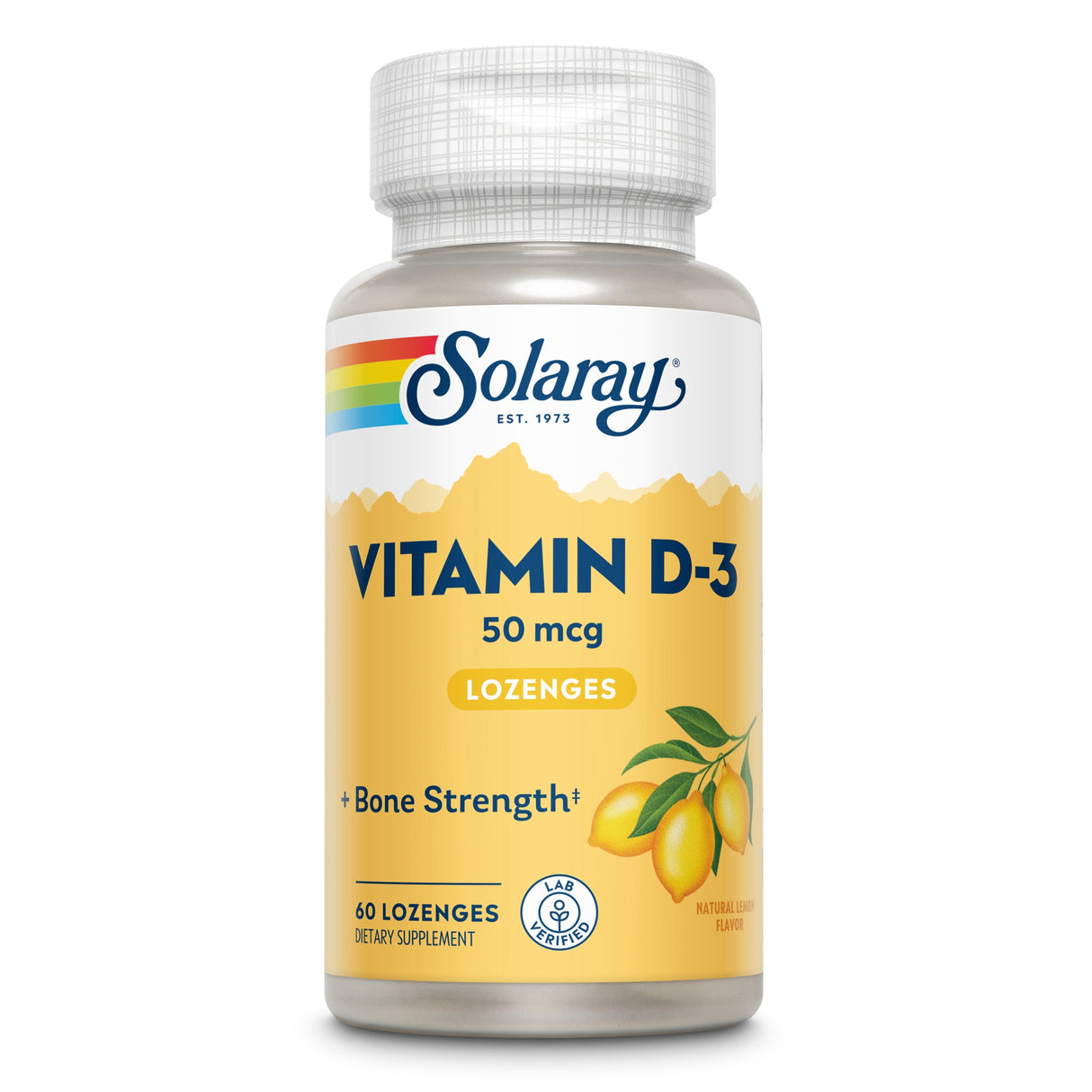 Das Bild zeigt eine Flasche mit Solaray Vitamin D-3 Lutschtabletten. Die Flasche hat ein gelbes Etikett mit der Aufschrift 'Vitamin D-3 50 mcg'. Auf dem Etikett sind auch ein Regenbogen-Logo und das Bild einer Zitrone zu sehen. Die Flasche enthält 60 Lutschtabletten und ist als Nahrungsergänzungsmittel gekennzeichnet. Die Aufschrift 'Bone Strength' und 'Lab Verified' sind ebenfalls auf dem Etikett zu finden. Die Flasche hat einen weißen Deckel mit einem grauen Muster.
