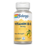 Das Bild zeigt eine Flasche mit Solaray Vitamin D-3 Lutschtabletten. Die Flasche hat ein gelbes Etikett mit der Aufschrift 'Vitamin D-3 50 mcg'. Auf dem Etikett sind auch ein Regenbogen-Logo und das Bild einer Zitrone zu sehen. Die Flasche enthält 60 Lutschtabletten und ist als Nahrungsergänzungsmittel gekennzeichnet. Die Aufschrift 'Bone Strength' und 'Lab Verified' sind ebenfalls auf dem Etikett zu finden. Die Flasche hat einen weißen Deckel mit einem grauen Muster.