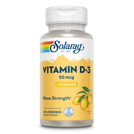 Das Bild zeigt eine Flasche mit Solaray Vitamin D-3 Lutschtabletten. Die Flasche hat ein gelbes Etikett mit der Aufschrift 'Vitamin D-3 50 mcg'. Auf dem Etikett sind auch ein Regenbogen-Logo und das Bild einer Zitrone zu sehen. Die Flasche enthält 60 Lutschtabletten und ist als Nahrungsergänzungsmittel gekennzeichnet. Die Aufschrift 'Bone Strength' und 'Lab Verified' sind ebenfalls auf dem Etikett zu finden. Die Flasche hat einen weißen Deckel mit einem grauen Muster.