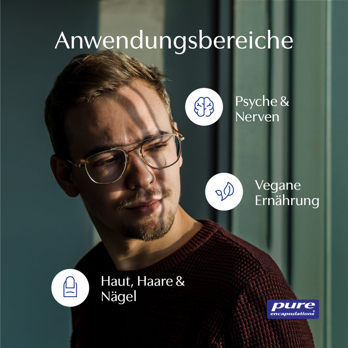 Ein Mann mit Brille steht im Sonnenlicht vor einer blauen Wand. Text auf dem Bild: "Anwendungsbereiche" mit Symbolen und Begriffen: "Psyche & Nerven", "Vegane Ernährung", "Haut, Haare & Nägel". Logo von "pure encapsulations" unten rechts.