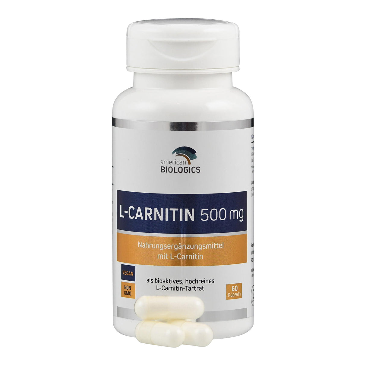 Eine weiße Plastikflasche mit dem Etikett 'L-Carnitin 500 mg' von American Biologics steht aufrecht. Vor der Flasche liegen drei weiße Kapseln. Das Etikett weist auf die Eigenschaften 'vegan' und 'non-GMO' hin. Die Flasche enthält 60 Kapseln eines Nahrungsergänzungsmittels.