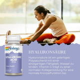 Eine Frau in Sportkleidung dehnt sich auf einer Yogamatte in einem hellen Raum. Im Vordergrund steht eine Flasche Solaray Hyaluronsäure. Der Text beschreibt die Vorteile von Hyaluronsäure für die Gelenkgesundheit.