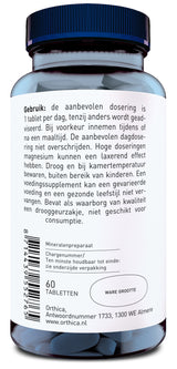 Das Bild zeigt eine Flasche mit Nahrungsergänzungsmitteln der Marke Orthica. Die Flasche ist blau mit einem schwarzen Deckel und einem weißen Etikett, auf dem in niederländischer Sprache Dosierungs- und Lagerungshinweise zu lesen sind. Das Etikett enthält auch einen Barcode und die Adresse des Herstellers in Almere, Niederlande.