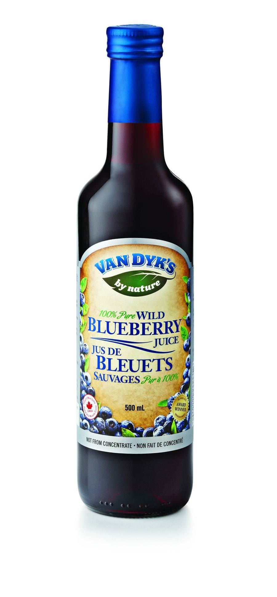 Die Abbildung zeigt eine Flasche Van Dyk's Wild Blueberry Juice. Die Flasche hat einen blauen Schraubverschluss und ein Etikett mit der Aufschrift '100% Pure Wild Blueberry Juice'. Auf dem Etikett sind Blaubeeren und ein grünes Blatt abgebildet. Die Flasche enthält 500 ml Saft und ist nicht aus Konzentrat hergestellt. Auf dem Etikett befindet sich auch ein kanadisches Ahornblatt-Symbol.