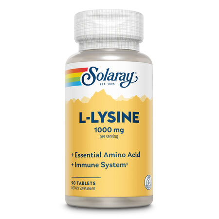 Eine Plastikflasche mit gelbem Etikett, auf dem "Solaray L-Lysine 1000 mg" steht, ist zu sehen. Das Etikett zeigt auch "Essential Amino Acid" und "Immune System". Die Flasche enthält 90 Tabletten. Das Design ist schlicht mit einem Regenbogenstreifen oben.