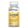 Eine Plastikflasche mit gelbem Etikett, auf dem "Solaray L-Lysine 1000 mg" steht, ist zu sehen. Das Etikett zeigt auch "Essential Amino Acid" und "Immune System". Die Flasche enthält 90 Tabletten. Das Design ist schlicht mit einem Regenbogenstreifen oben.