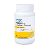 Das Bild zeigt eine weiße Plastikflasche mit einem Schraubverschluss, auf der "SFI Health Magnesium Glycinate Complex" steht. Die Flasche hat ein gelbes Etikett mit dem Text "Everyday Wellbeing" und enthält 100 Kapseln. Sie ist für empfindliche Personen geeignet und bietet hoch bioverfügbares Magnesium-Chelat.