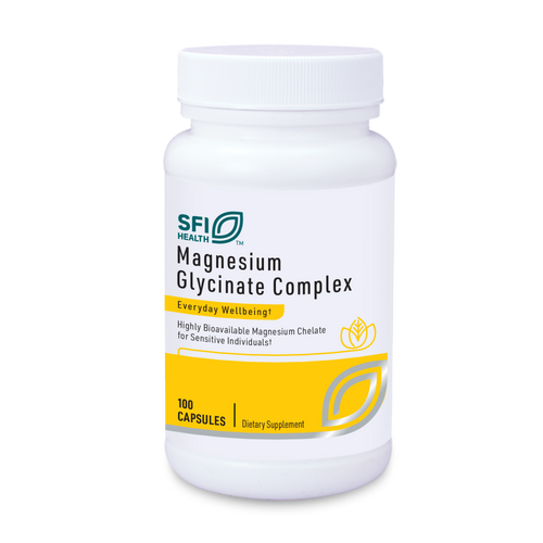 Das Bild zeigt eine weiße Plastikflasche mit einem Schraubverschluss, auf der "SFI Health Magnesium Glycinate Complex" steht. Die Flasche hat ein gelbes Etikett mit dem Text "Everyday Wellbeing" und enthält 100 Kapseln. Sie ist für empfindliche Personen geeignet und bietet hoch bioverfügbares Magnesium-Chelat.