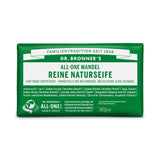 Eine rechteckige Verpackung mit grünem Hintergrund zeigt "Dr. Bronner's All-One Mandel Reine Naturseife". Die Verpackung ist mit Informationen zu Inhaltsstoffen und Zertifizierungen bedruckt. Die Seife ist fair trade zertifiziert und aus Bio-Zutaten hergestellt.