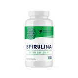 Werbung für Spirulina-Kapseln mit einer Frau, die Yoga vor einer Bergkulisse macht. Spirulina enthält Vitamine und Mineralstoffe.